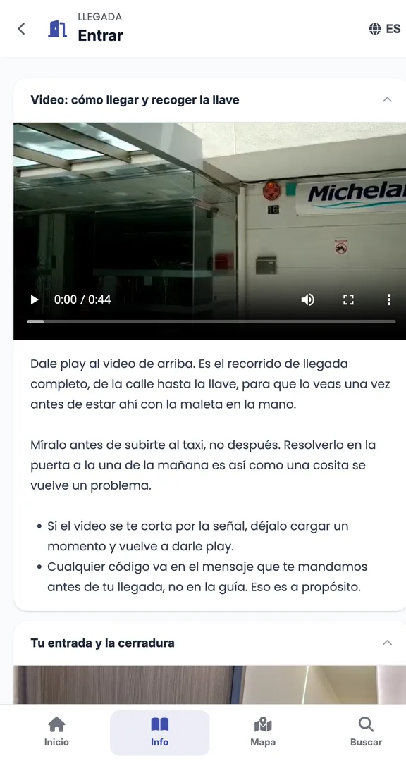Portada de una guía digital para huéspedes vista en un celular